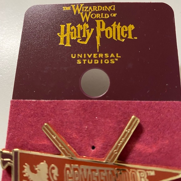 The Wizarding World of Harry Potter Gryffindor Flag Pin New - Picture 4 of 10